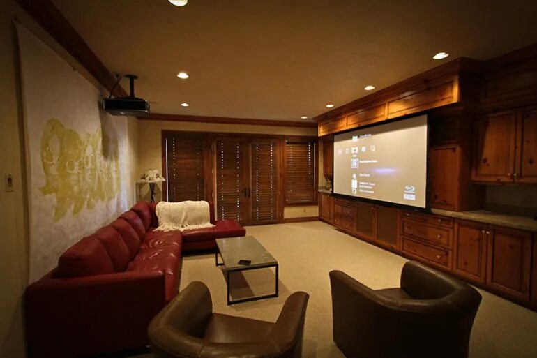Канал домашний кинотеатр. Проектор для домашнего кинотеатра 2023. Экран для домашнего кинотеатра. Гостиная с проектором. Экран для проектора в гостиной.