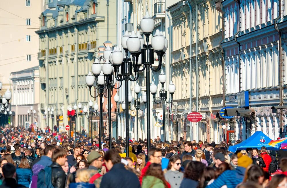 Население москвы выросло. Старый Арбат Москва толпы. Люди толпа улица Москва Арбат. Многолюдные улицы Москвы. Люди на Арбате.