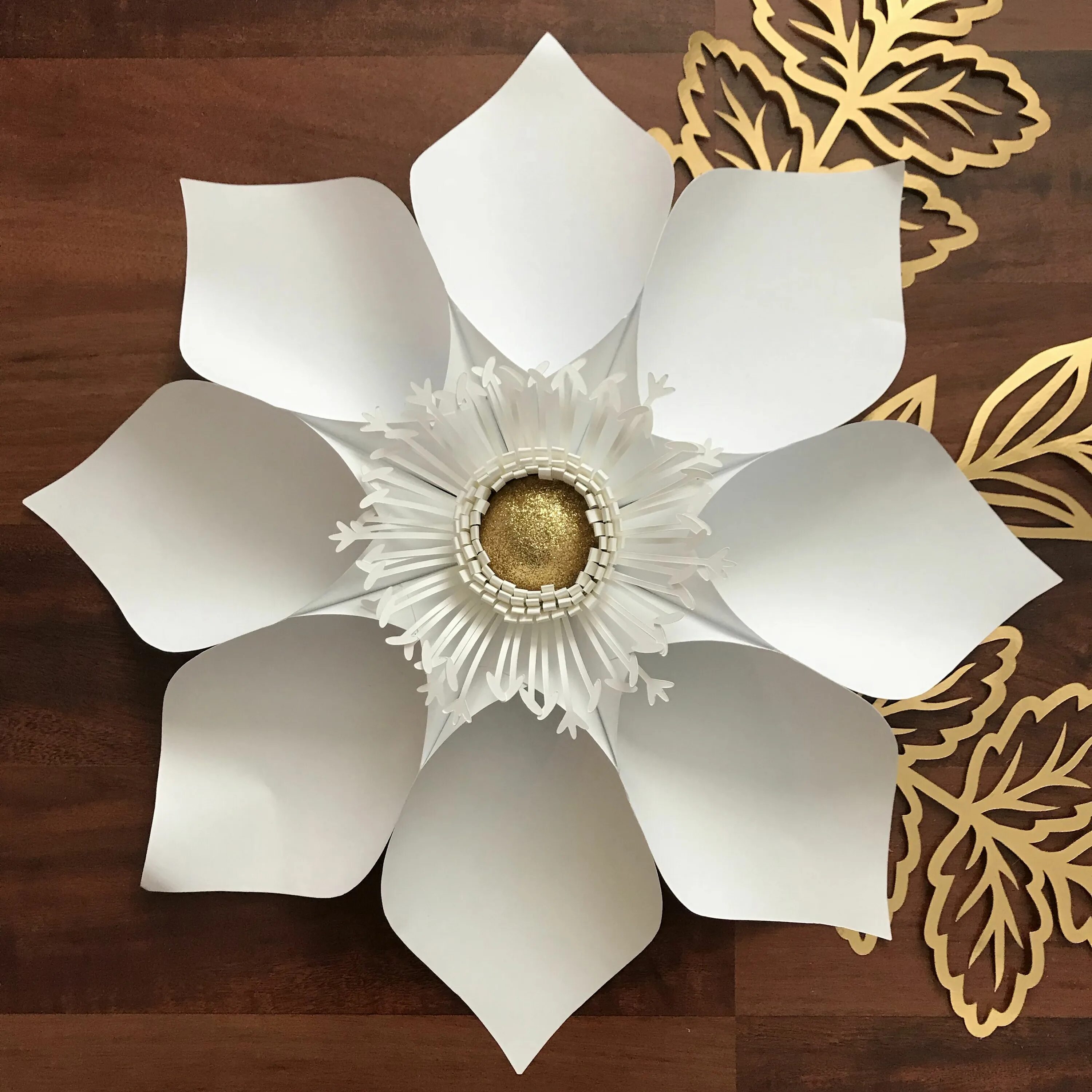 объемные цветы. объемные бумажные цветы. цветы из бумаги. красивые объемные цветы. украшение зала бумажными цветами.