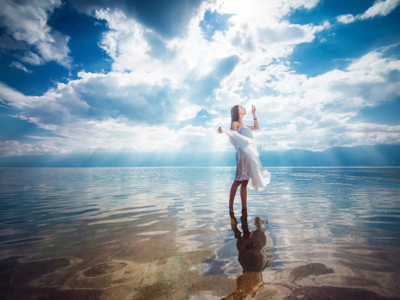 Прекрасные мечты. Мечтательная девушка. Девичьи мечты. Девушки мечты. Фотосессия на море.