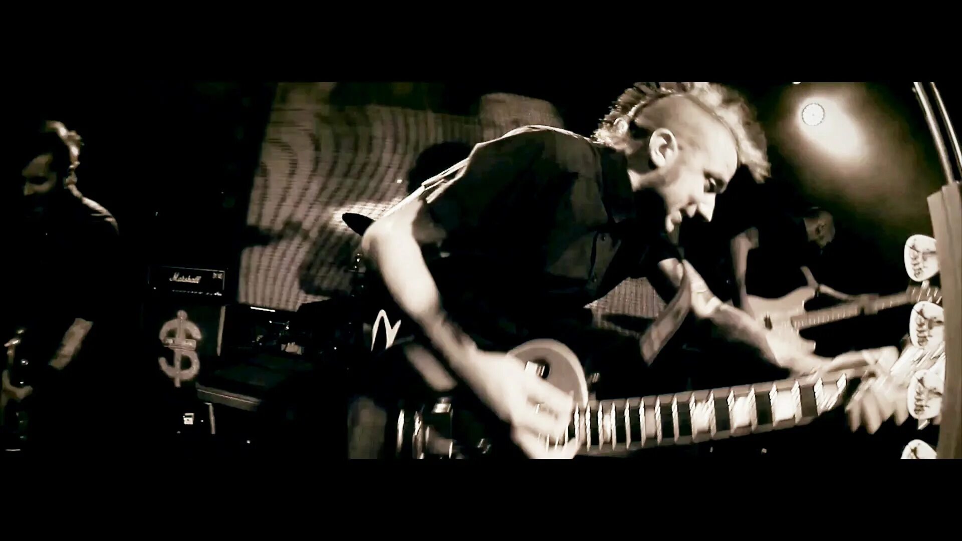 Две девушки смеются. Группа смех фото. Человек, который смеется. Клип смех. Группа смех грузин.