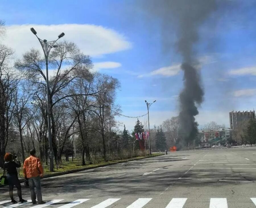 Пожар в Абакане сейчас. Сквер Первомайский Абакан. Абакан взрывают. Пожар в аллее Абакан.