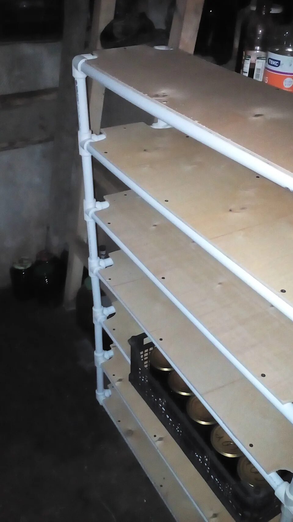 Стилаж из полипропеленовых труб. Стеллаж для акваинвентаря. Полки из полипропиленовых труб. Этажерка из полипропилена. Стеллаж из полипропилена.