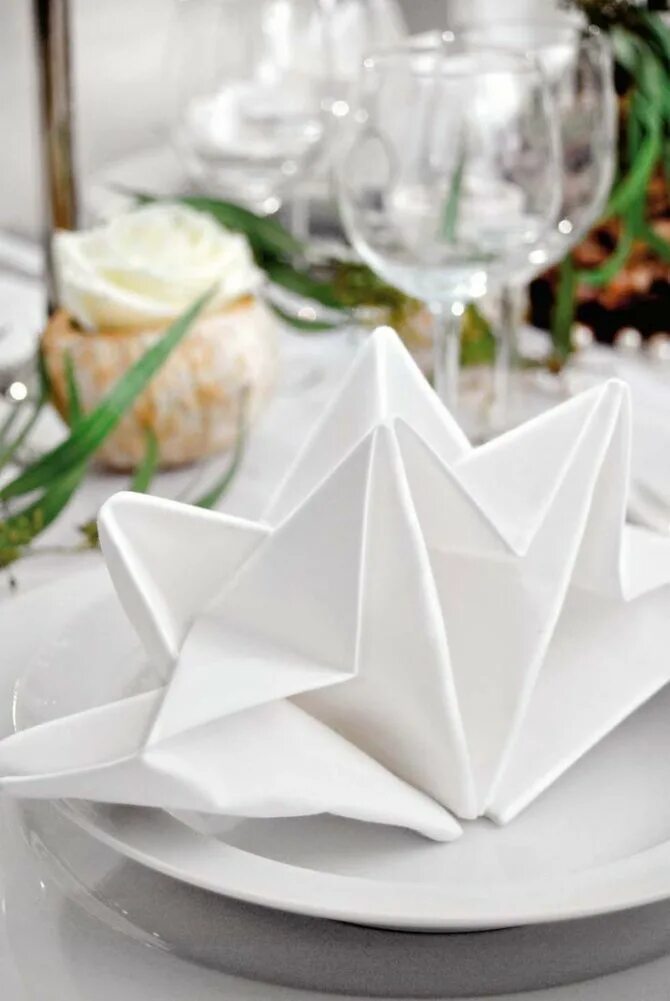 Салфетки на праздничный стол. Салфетки для сервировки стола бумажные. Салфетки для сервировки стола бумажные. Салфетки для сервировки. Сервировка салфеток бумажных.