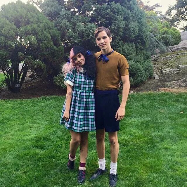 Training wheels melanie. Мелани Мартинез и её парень. Мелани Мартинес и ее парень. Melanie Martinez и ее парень. Melanie Martinez с парнем.