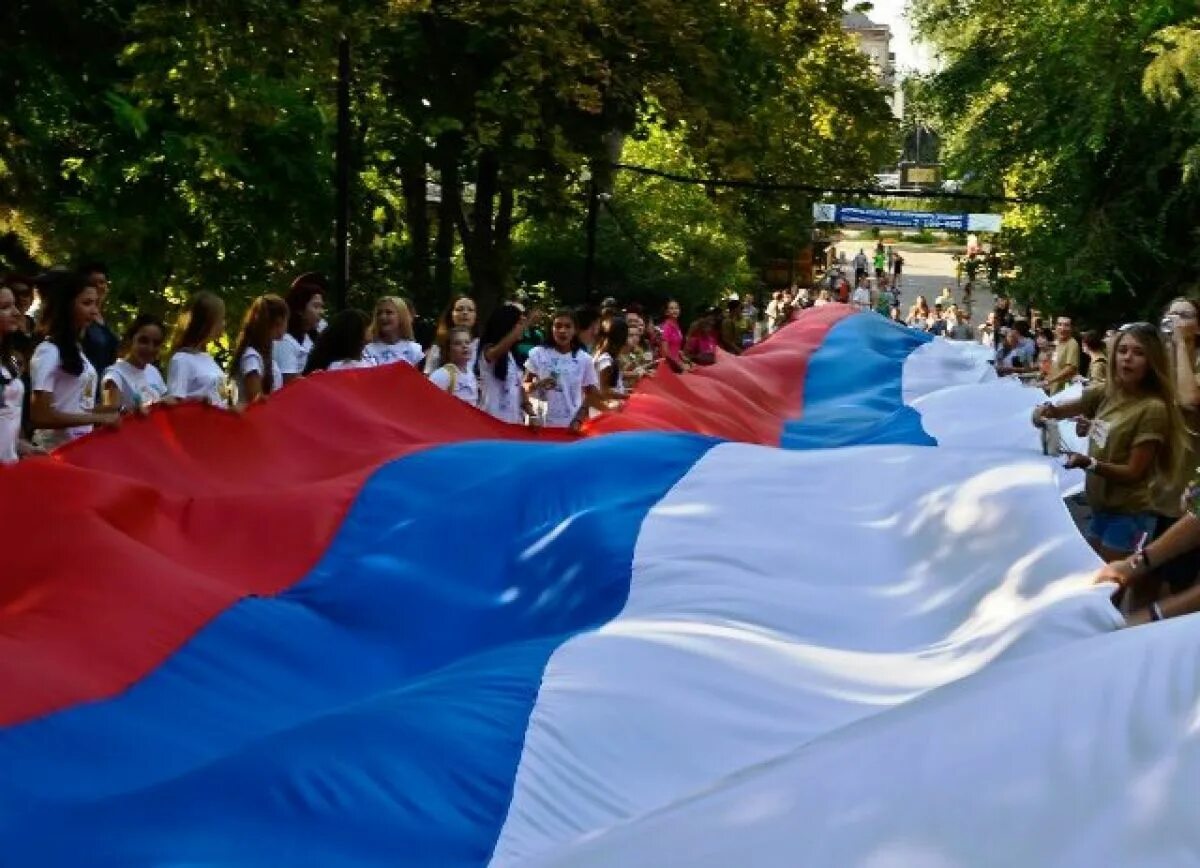 День флага. Российский Триколор. Флаг российский. Российский флаг развивается. Украина день 22