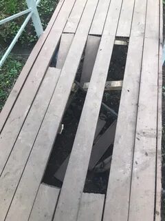 Через ручей сделали мостик из трех досок