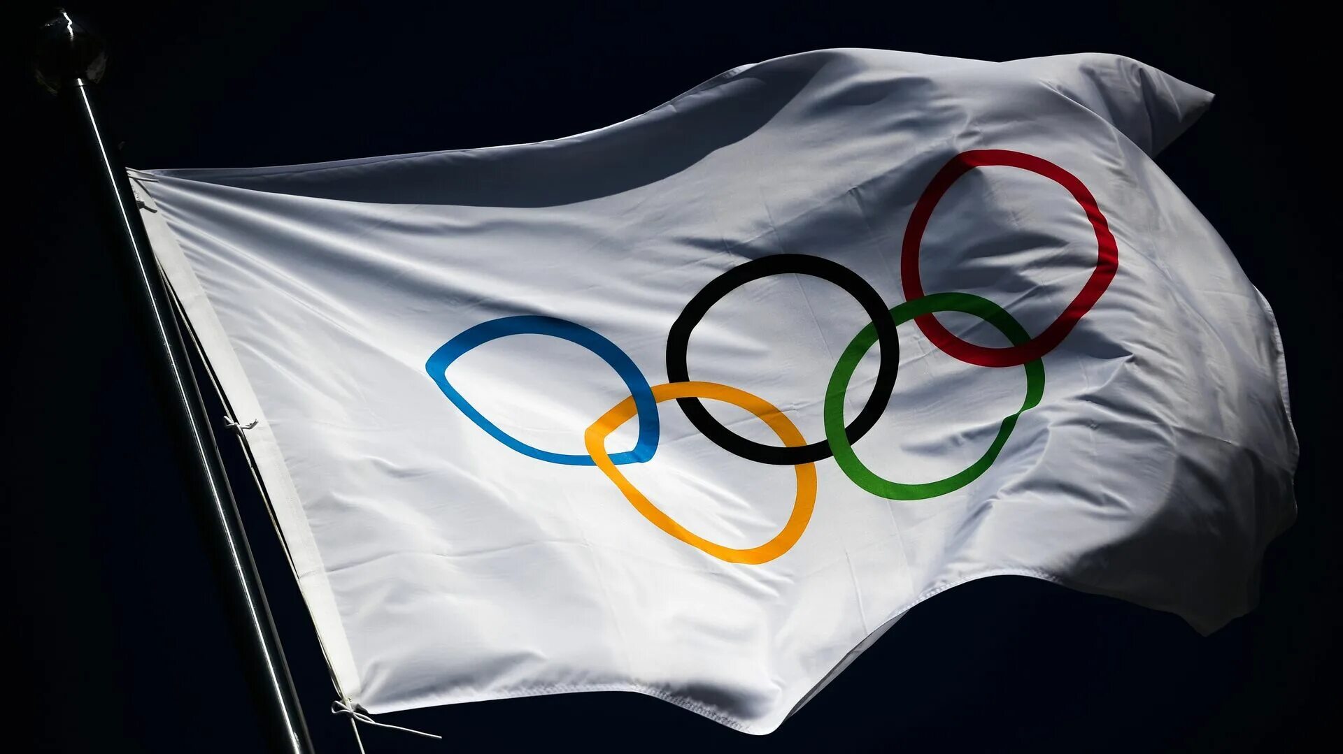 Флаг зимних олимпийских игр. Олимпийские игры Олимпийский флаг. Флаг международного олимпийского комитета. Олимпийский флаг 1988.