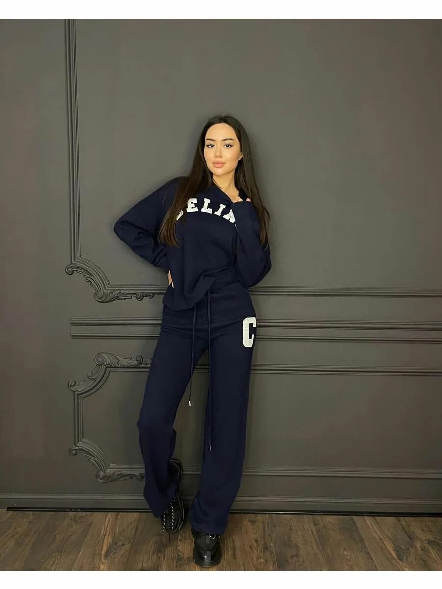 Селин женщина. Костюм селин спортивный. celine спортивный костюм. костюм celine женский. кашемировый спортивный костюм.