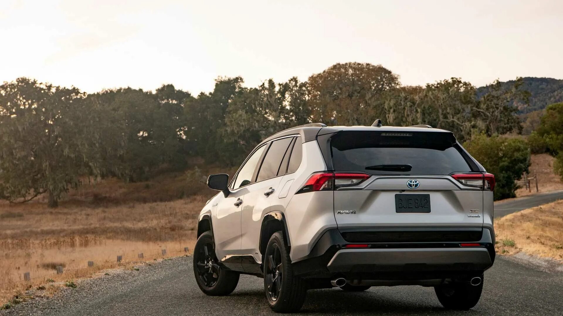 5 гибрид. Тойота рав 4 2018 гибрид. Toyota rav4 hybrid 2. В гибрид. Рав 4 2.