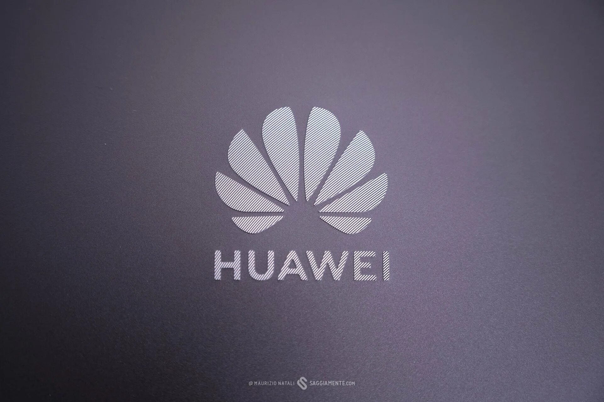 Хуавей логотип. Обои Хуавей. Обои на рабочий стол Хуавей. Фирменные обои Huawei. Телефон хуавей на столе