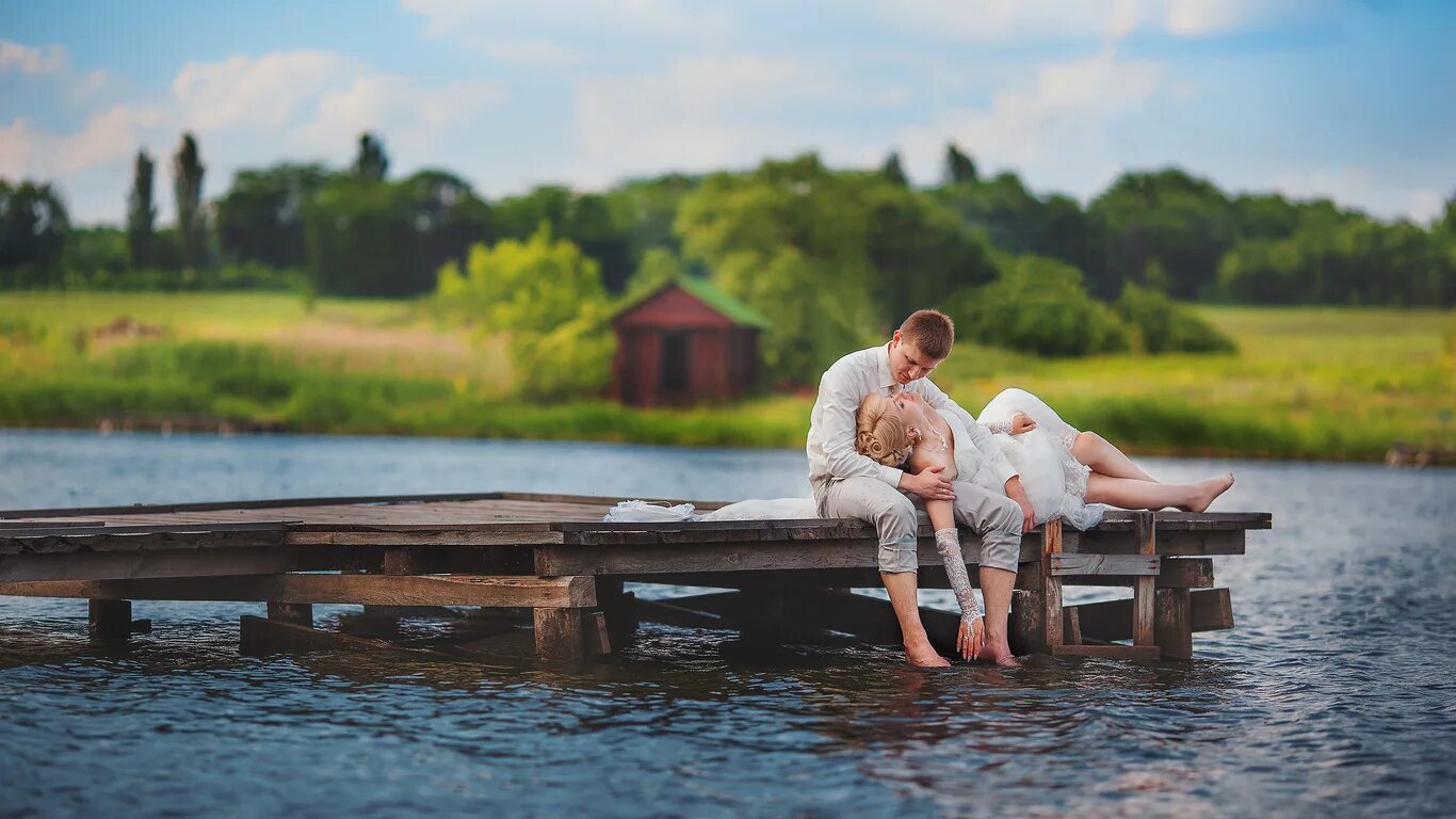 Двое подошли к реке. Романтика на озере. Фотосессия в водоеме. Влюбленные на речке. Фотосессия на пирсе.