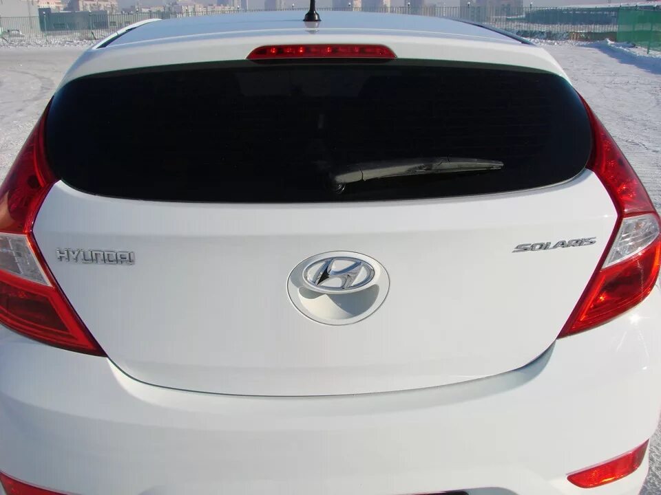 Заднее стекло купить хендай. Крышка багажника Hyundai Solaris хэтчбек. Багажник Hyundai Solaris хэтчбек хэтчбек. Крышка багажника Hyundai Solaris хэтчбек 2011 года. Кнопка открывания крышки багажника Solaris хэтчбек 2013.