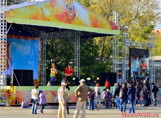 Главная сцена Измайловского парка. Измайловский парк сцена Солнечная эстрада. Главная сцена Измайловского парка 2021. Сцена в парке Измайловском парках Москвы.