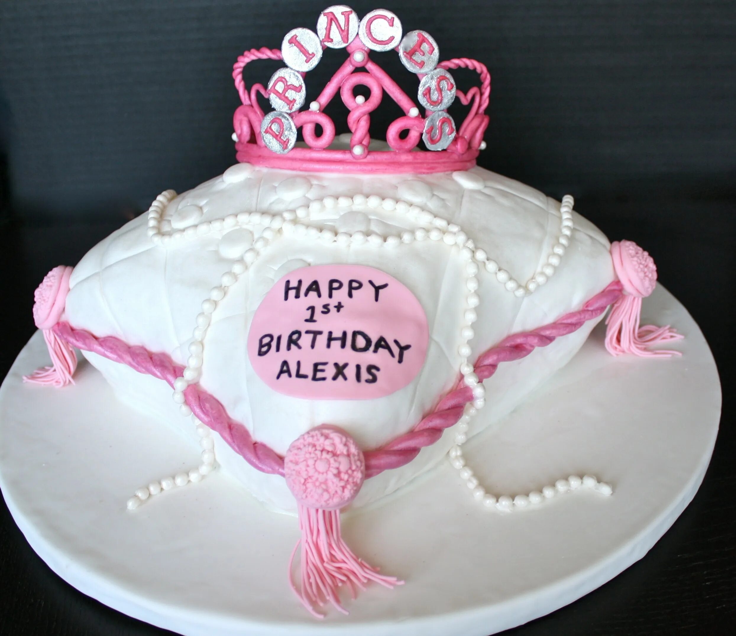 Надписи на торте на годик. Торт девочка. Торт на день рождения девочке. Оригинальный торт для девочки. Торт для девушки.