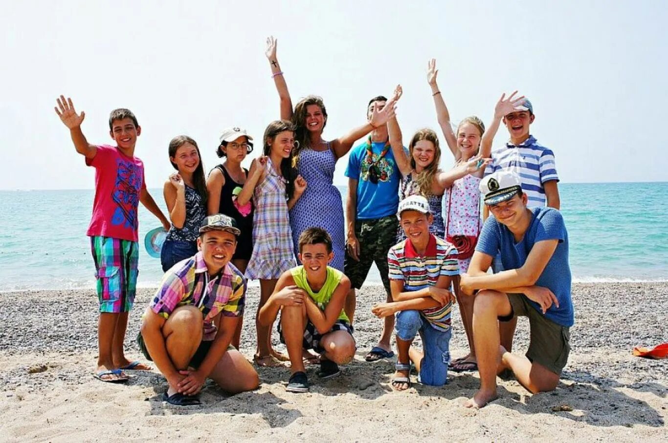 Дети на море. Чемодан в лагерь для девочек. Детский лагерь на море. Отправить ребенка на отдых. Лето дети море.