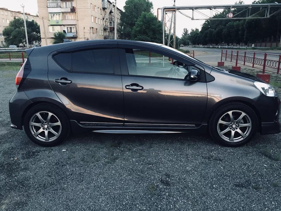 Аква диск. Toyota aqua r16. toyota aqua диски r17. toyota aqua 17 диски. toyota aqua 16 диски.