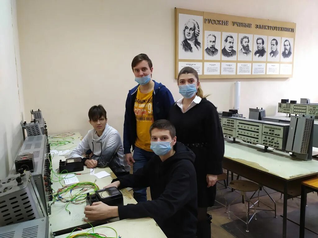 студенты в лаборатории англия. британия наука. студенты наука. день российской науки. фармацевт учеба.