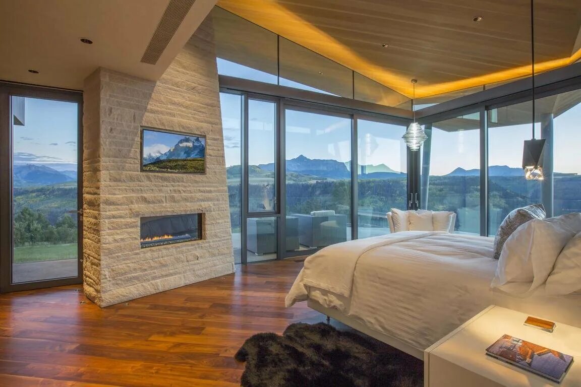 Жизнь в стеклянном доме. Шале пентхаус в швейцарских Альпах. Дом с видом на горы. Дом с камином и панорамными окнами. Комната с видом на горы.