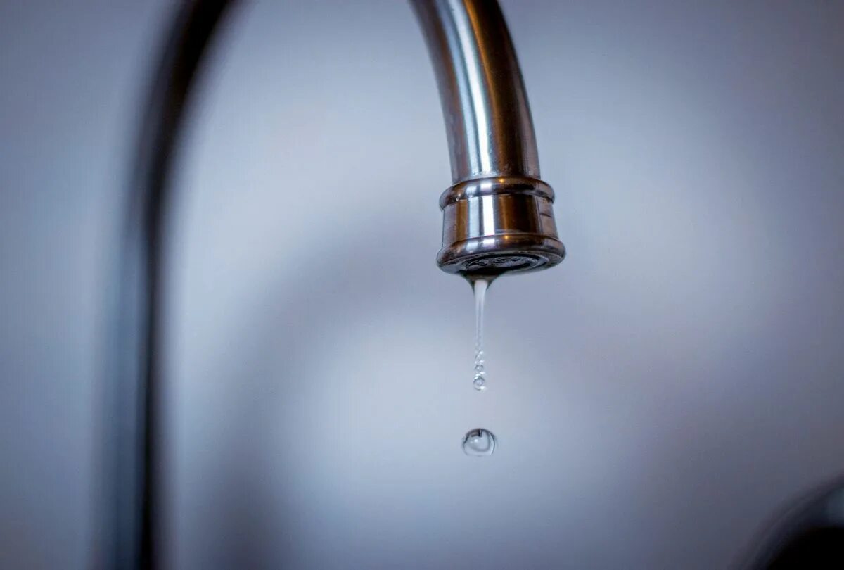 Капает кран как исправить. Протекающий кран. вода из крана. капают капли из крана. вода капает из крана.