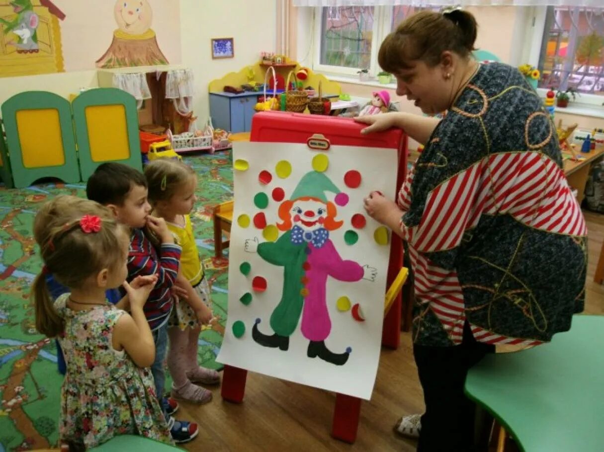 Фцкм во второй младшей. Изо в младшей группе детского сада. Творчество в младшей группе. Тематические занятия в детском саду. Игрушки для ясельной группы.