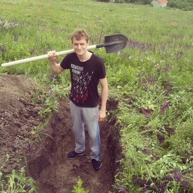 Вскопанные грядки. Копать огород. Копка огорода. Люди копают огород. Куда сажают террористов