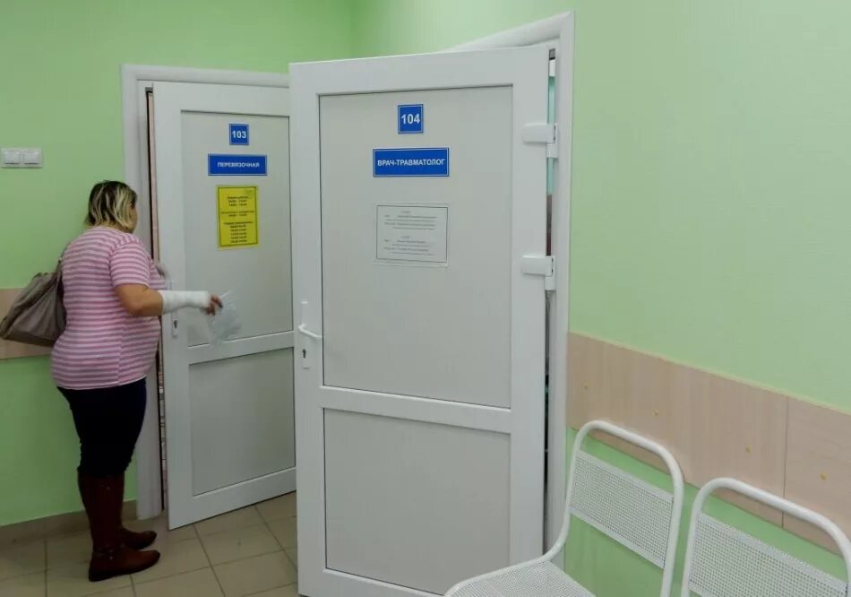 Дверь в больнице. Поликлиника дверь в кабинет. Пластиковые двери в больницах. Кабинет травматологии дверь.