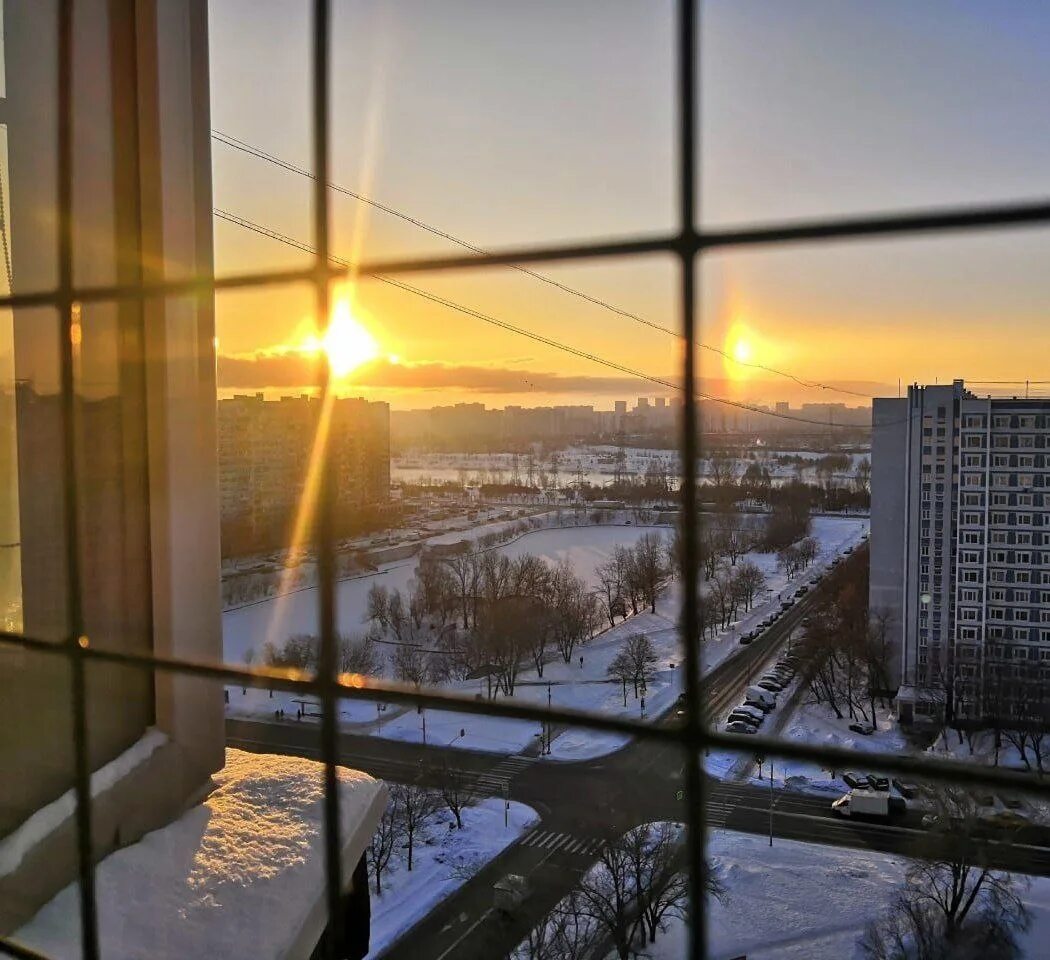 Рассвет 2023 отзывы. Три солнца в Москве. Рассвет в городе. Небо Москва. Три солнца над Москвой.