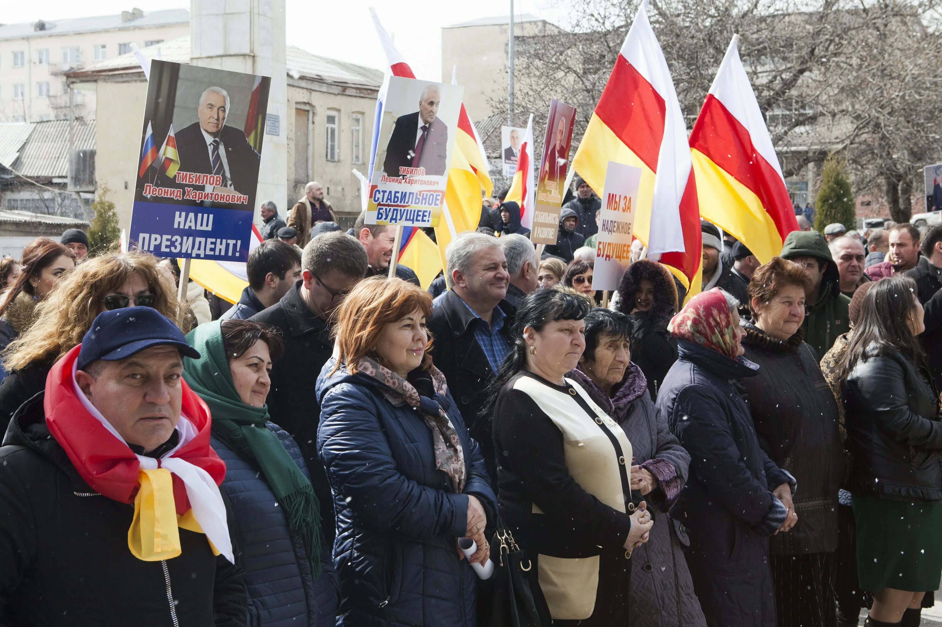 Южная осетия год независимости. ОСИНФОРМ Южная Осетия. Митинги в Южной Осетии. Протест в Южной Осетии. Цхинвал митинг.