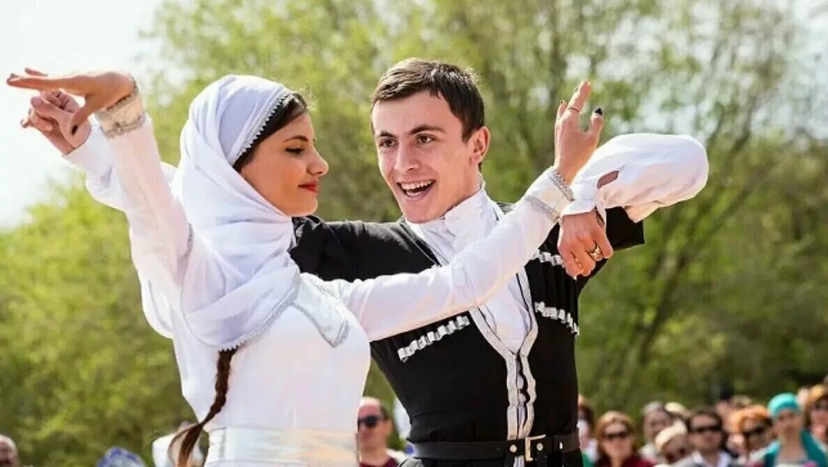 Грузинам можно. Национальный танец чеченцев. Чеченский национальный костюм. Чеченцы танцуют. Свадьба на Кавказе.