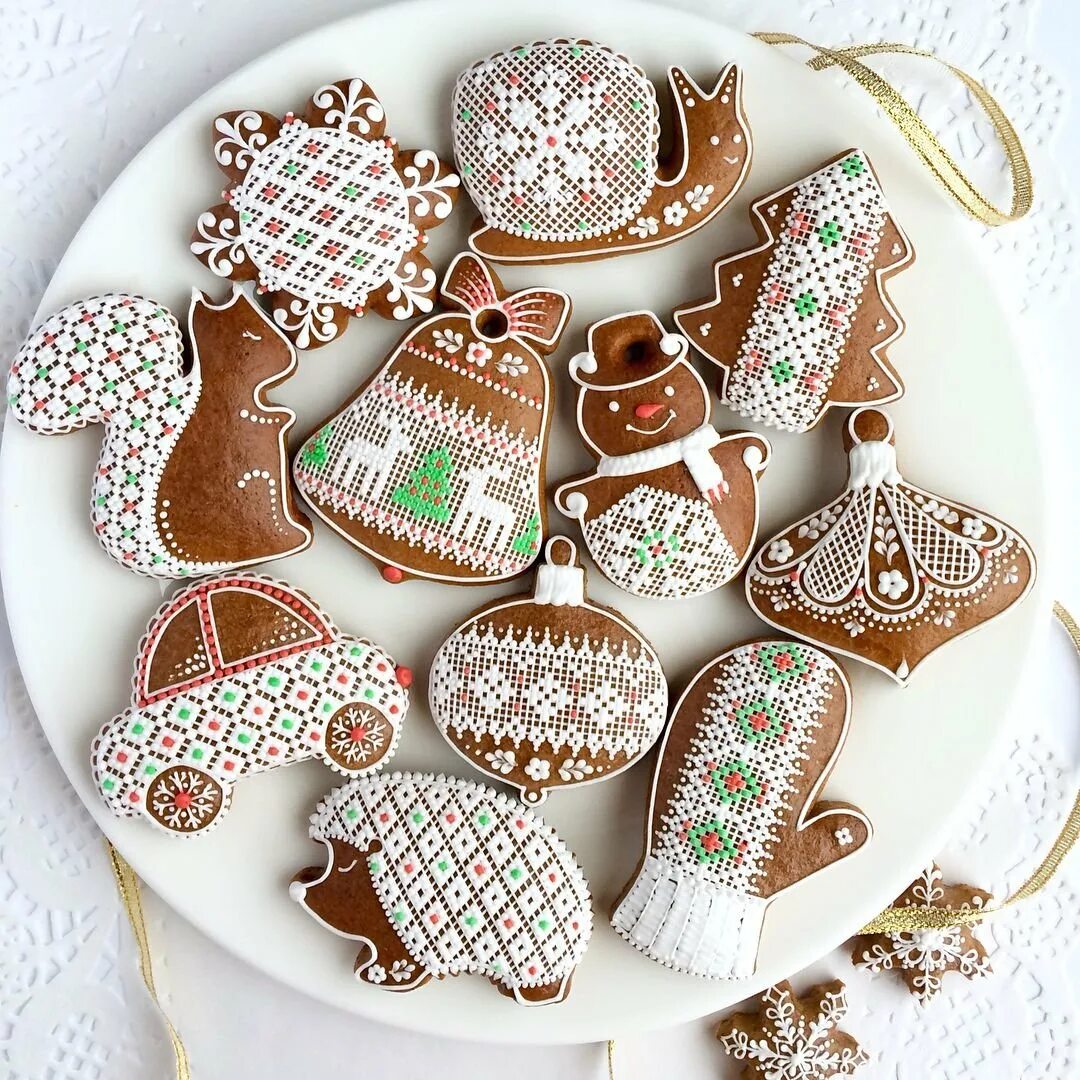 глазурь для росписи пряников. имбирные пряники с глазурью. имбирные пряники с белой глазурью. роспись пряников айсингом новогодние. новогодние пряники 2022.