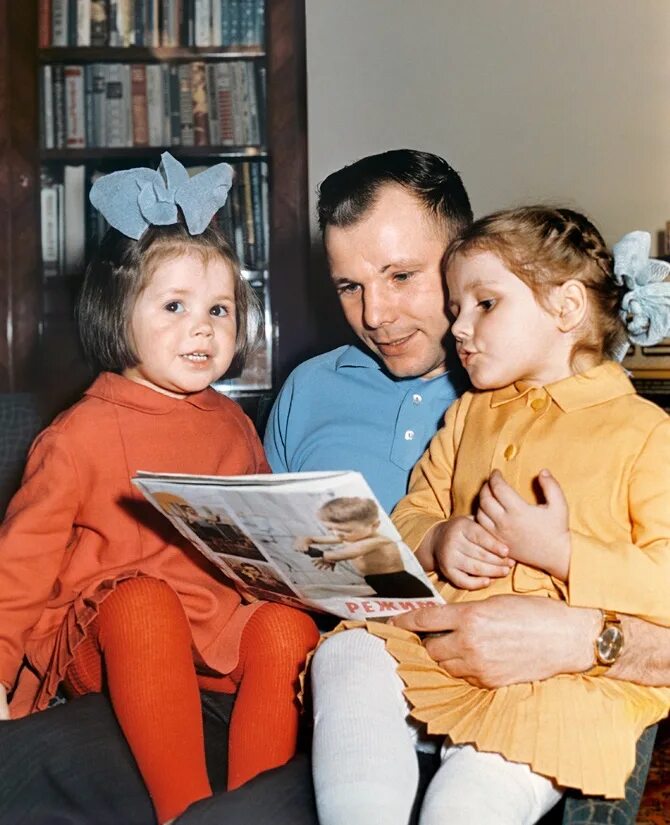 Дочки гагарина галя и лена. Галя Гагарина дочь Юрия. Семья ю а Гагарина. Жена Юрия Гагарина. Дочь Юрия Гагарина фото.