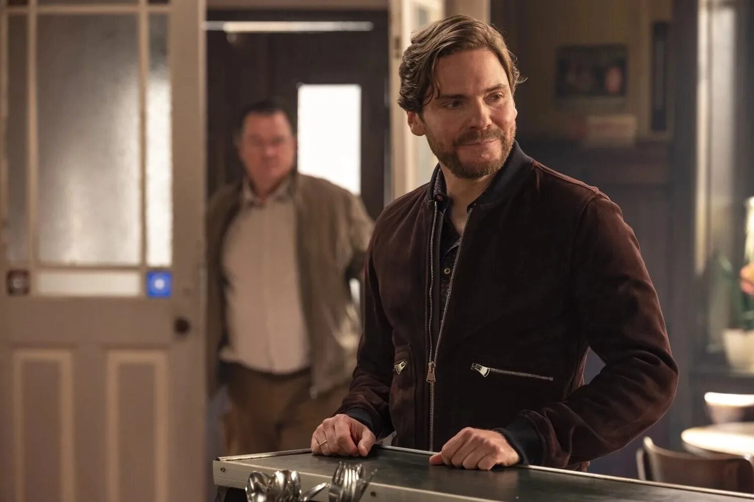 по соседству даниель брюль. даниэль брюль 2021. психиатр по соседству 2021. даниэль брюль роли. по соседству 2021.