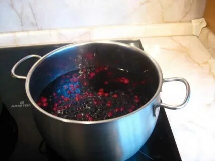 Компот из смородины в кастрюле