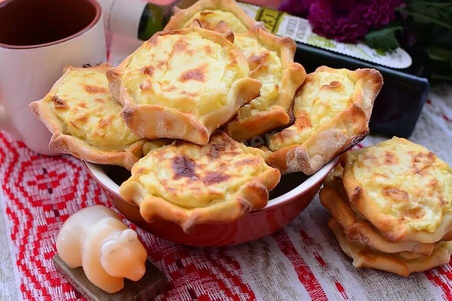 Шаньги с картошкой. Удмуртские пирожки перепечи. Шаньги перепечи. Удмуртская кухня перепечи. Шаньги перепечи удмуртские.