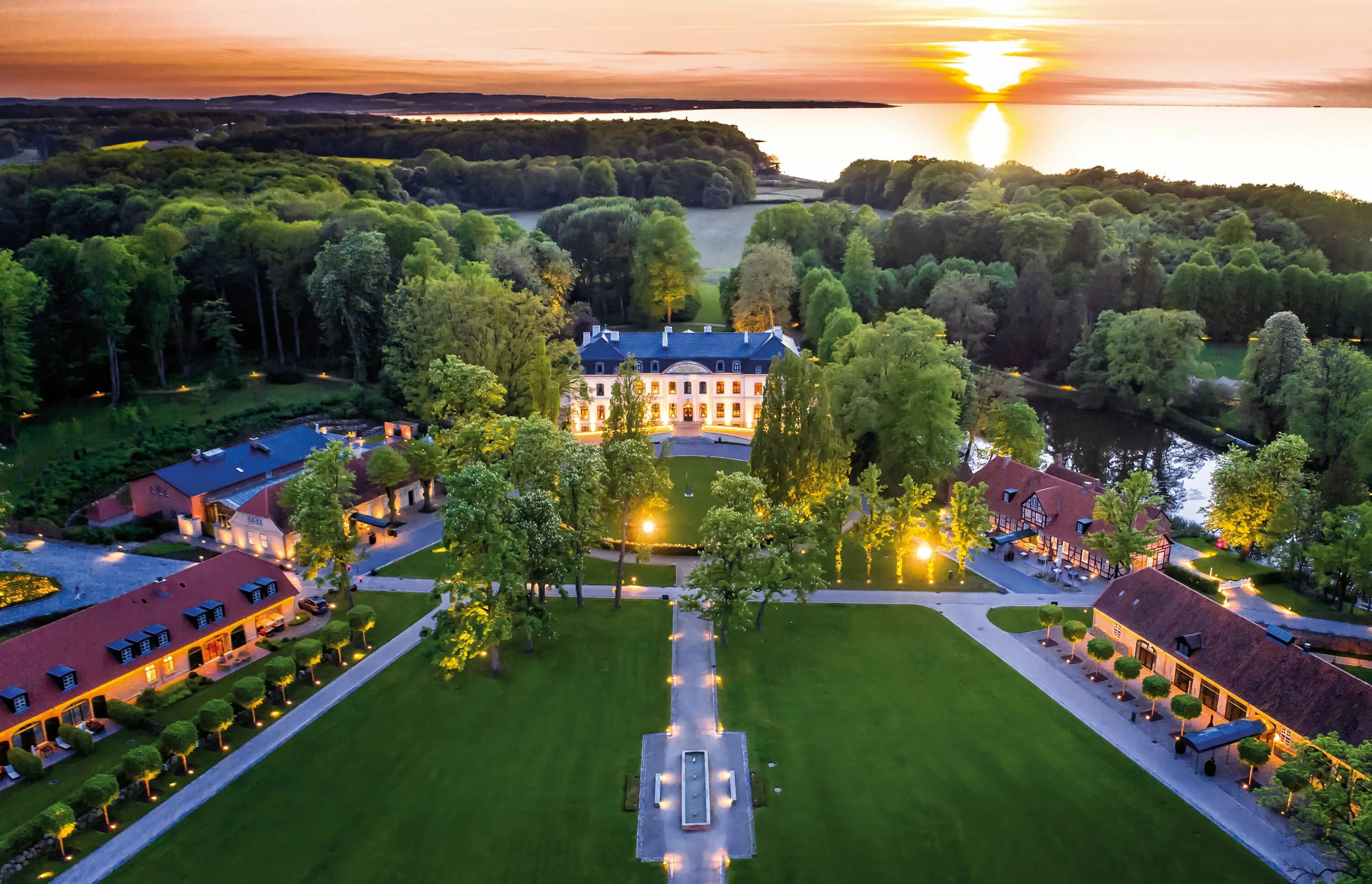 Grand village. Гольштейнская Швейцария. Гранд Виладж. Гранд отель в Германии. Германия спа отели.