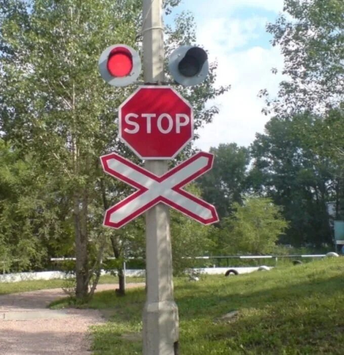 Железные дорожные знаки. Железнодорожный переезд. Знак Железнодорожный переезд. Знак переезд без шлагбаума. Железнодорожный светофор.