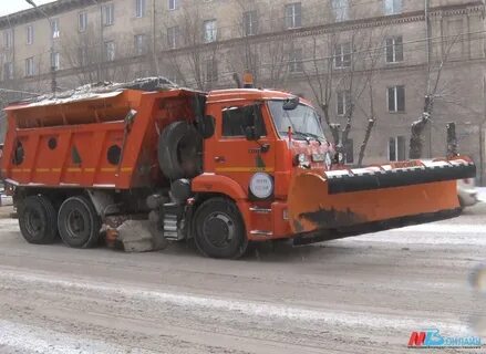 Снегоуборочная машина до обеда расчистила участок