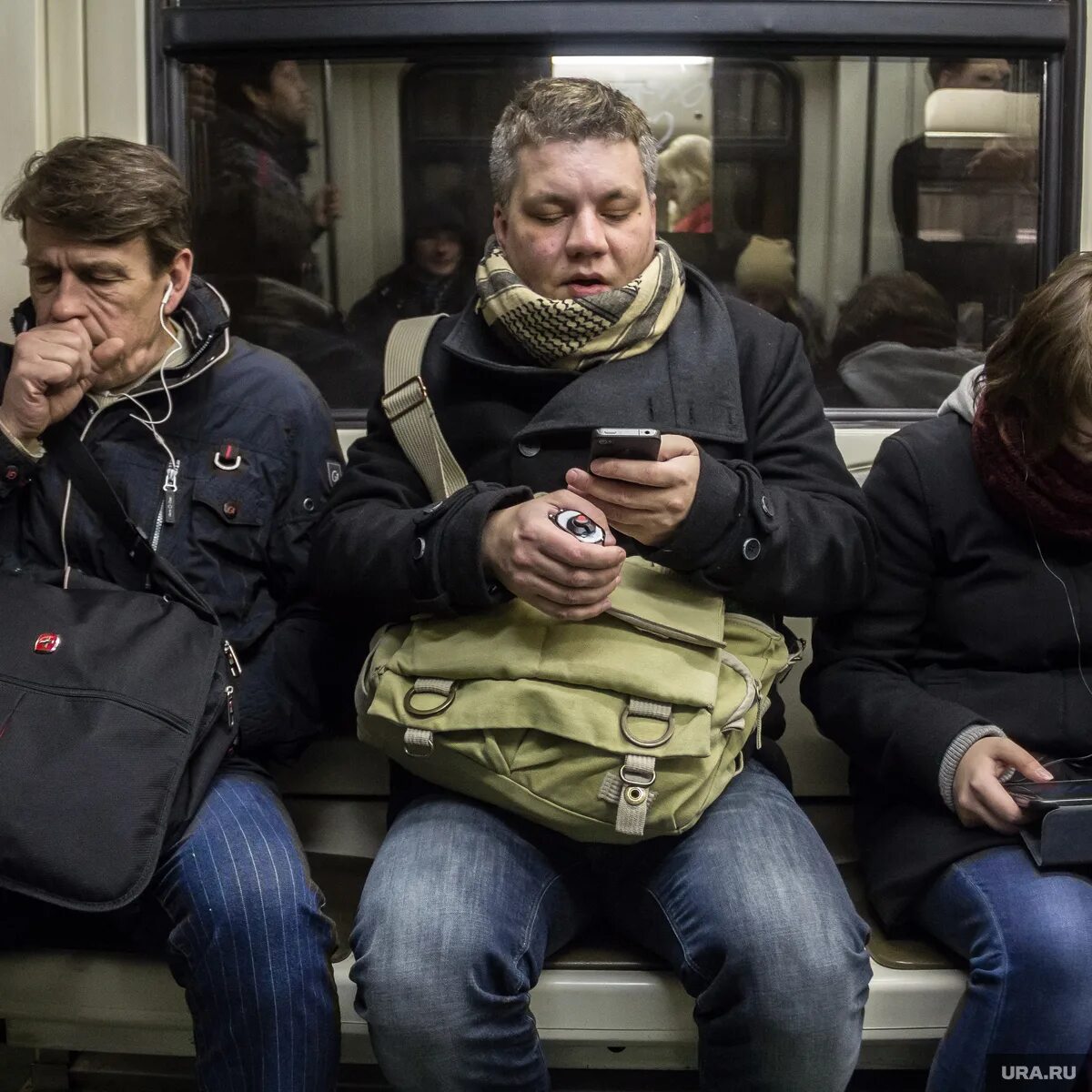 Чел в метро. Люди в метро. K.lbdvtnhj. Человек сидит в метро. Люди в метро лица.