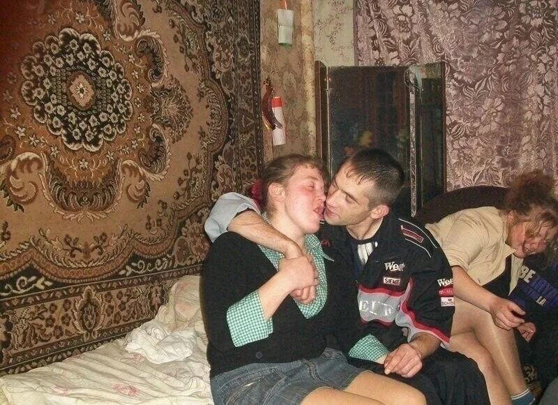 Молодежные пьянки девушки вечеринка. Застолье и алкоголизм. Пьяные поцелуи. По пьяне в гостях. Пьяное застолье картинки.