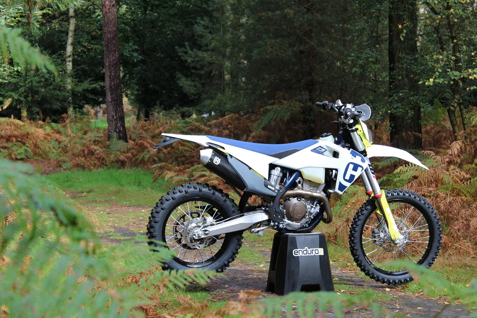 Эндуро 350 кубов. Husqvarna fe 350. Кроссовый мотоцикл 350 кубов. Ктм 350 эндуро. Husqvarna te 350.