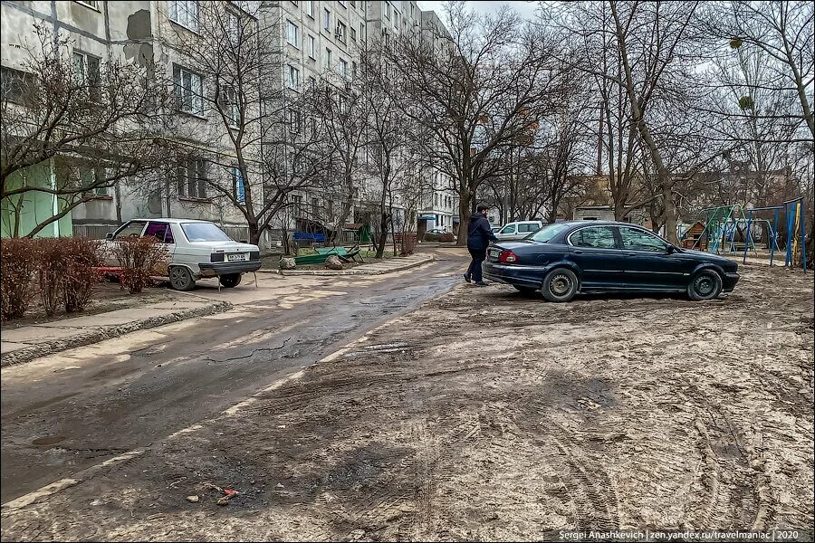 Почему не показывают улицу. Убогий двор.