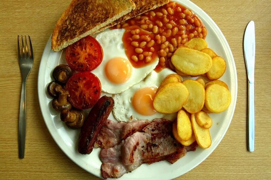 женщина завтракает в кафе. яичница для завтрака. что вы ели на завтрак. австралийская кухня завтрак. каша на завтрак.