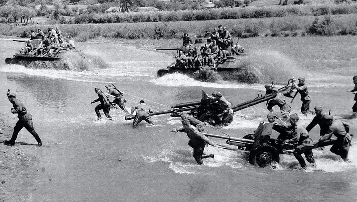 Переправа через реку днестр 1944 год. Форсирование реки неман 1944. Форсировал неман. Переправа через западный буг 1944 год. Форсирование реки неман 1944.