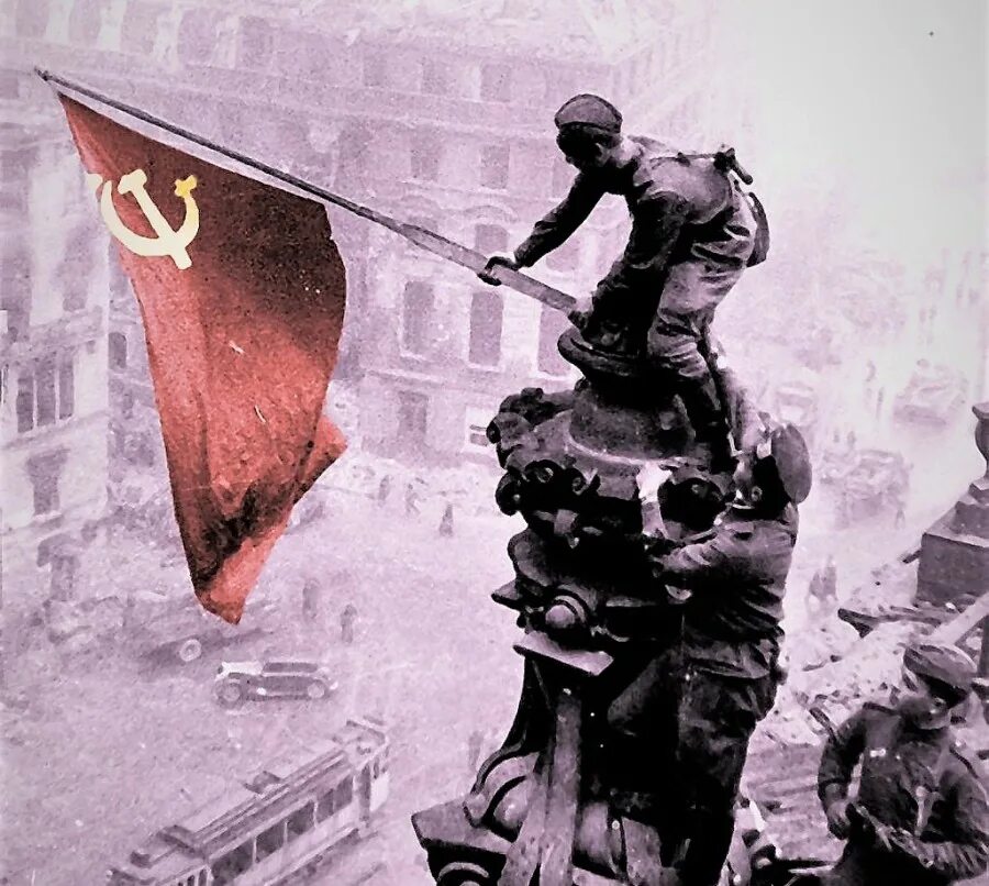 Войны водрузившие знамя победы над рейхстагом. Красное Знамя над Рейхстагом. Красное Знамя на Рейхстаг водрузили. Кантария флаг над Рейхстагом. Флаг водрузили на Рейхстаг.