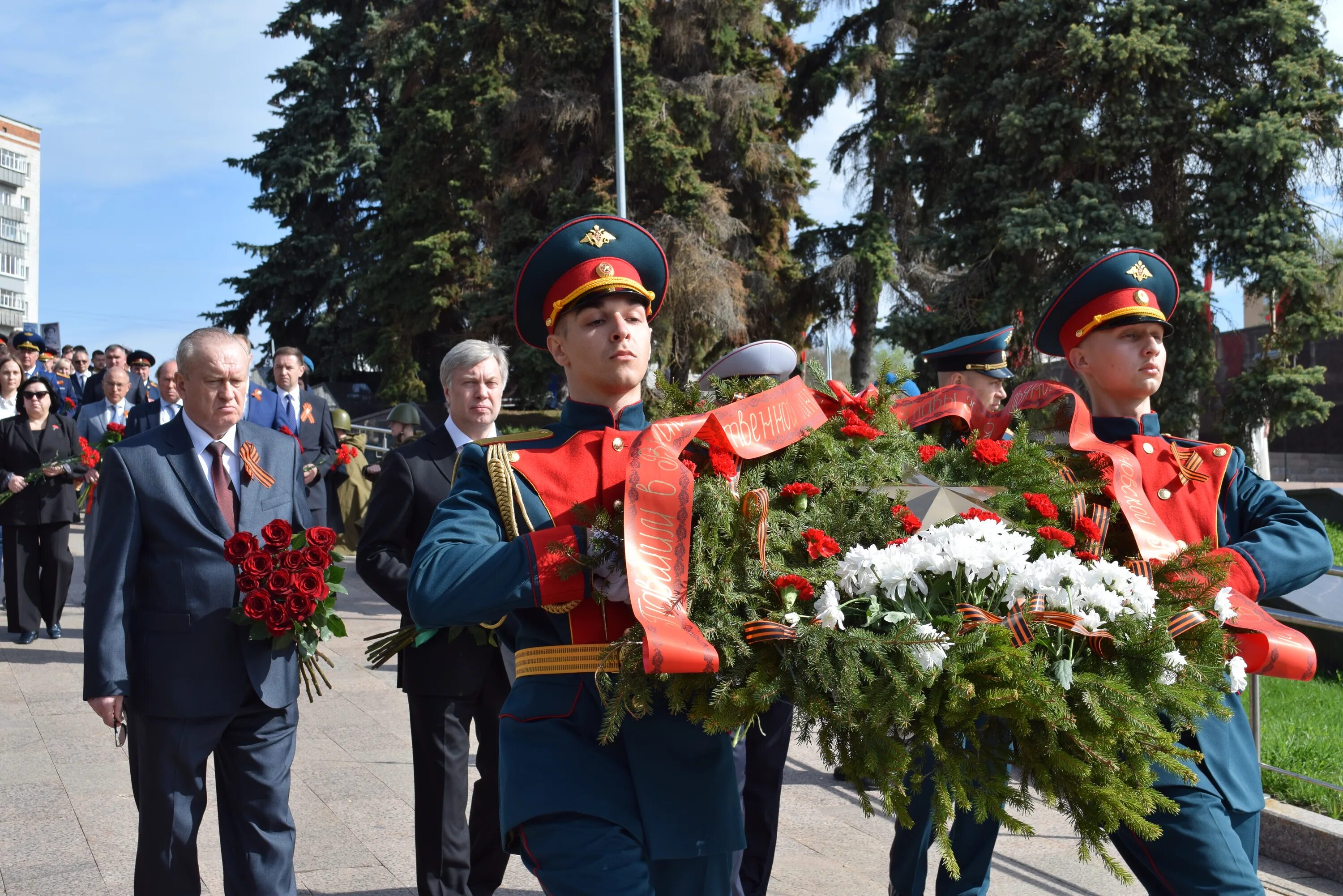 Цвета дня победы. Возложение цветов к Вечному огню Ульяновск. День Победы возложение цветов. Возложение цветов к Вечному огню на 9 мая. Возложение цветов к Вечному огню детьми.