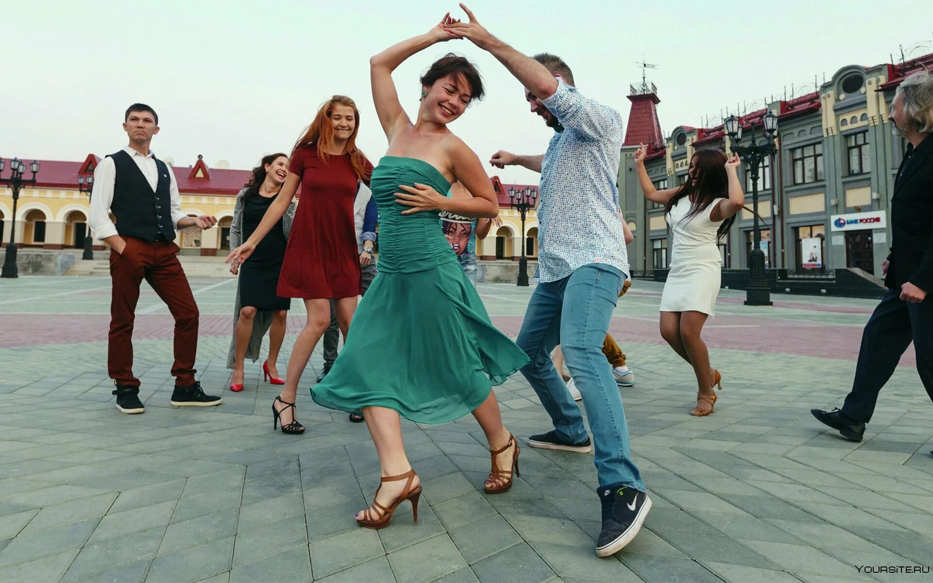 Песни чтобы танцевать. Люди танцуют. Танцы на улице. Танцующие люди на улице. Пара танцует на улице.
