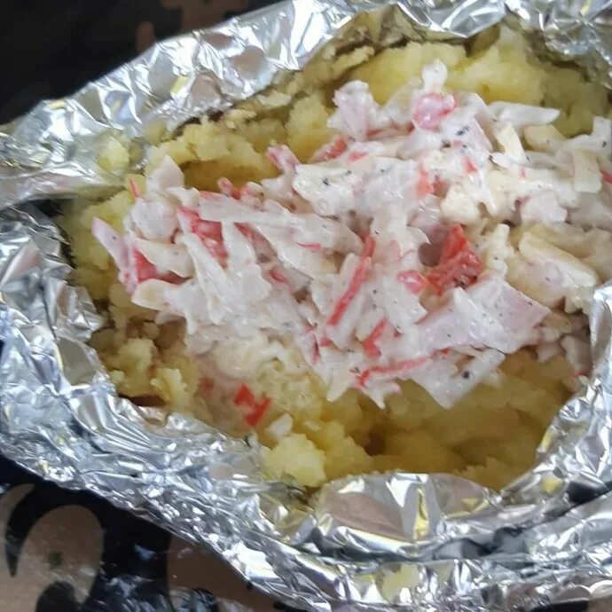 Крошка картошка наполнители. Крошка картошка с крабовым наполнителем. Крошка картошка с крабовыми палочками. Крошка картошка с крабовым салатом.