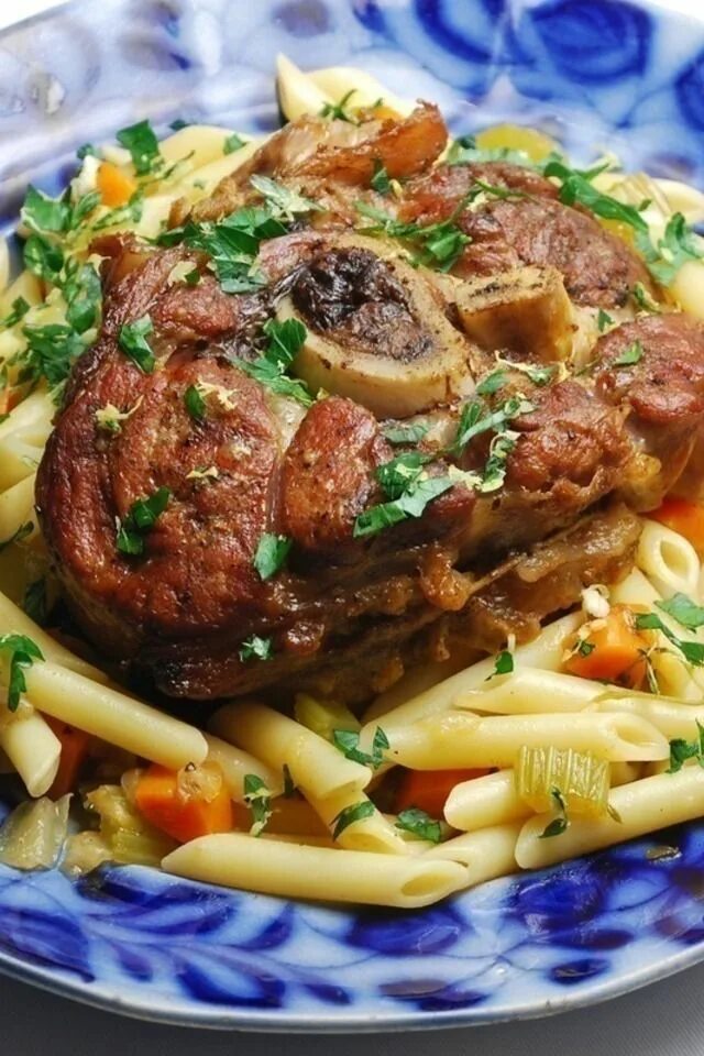 Говядина оссобуко ~ 650г. Оссобуко в духовке. Итальянское оссобуко. Оссо буко говядина. Оссобуко в духовке.