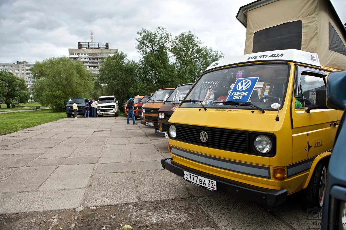 Volkswagen калининград. Автобус Фольксваген Калининград. Фольксваген Калининград старый. Автомобильный дом Фольксваген Калининград.